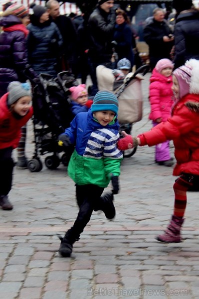 Rīdzinieki Doma laukumā tver Ziemassvētku sajūtu 165940