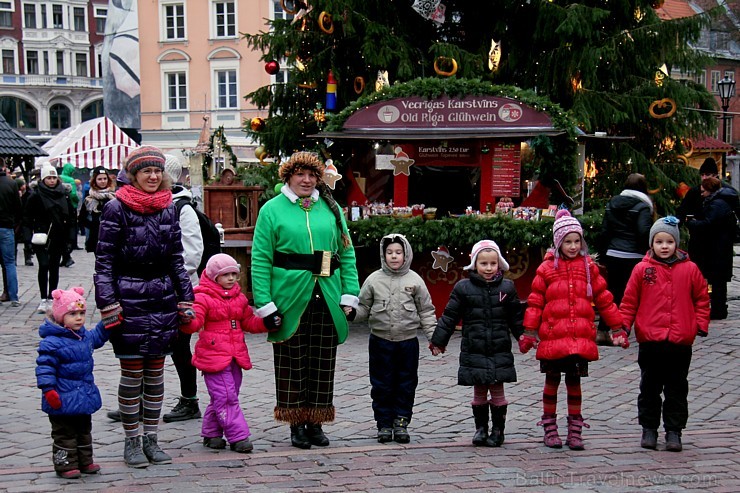 Rīdzinieki Doma laukumā tver Ziemassvētku sajūtu 165942