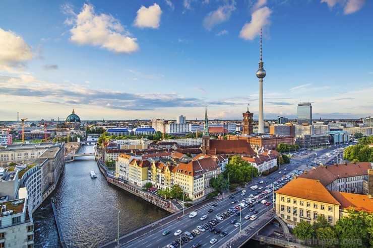 Berlīne - viena no modernākajām pilsētām pasaulē, kas piedāvā lieliskas iespējas bērnu atpūtai. GLS skolas rīkotās nometnes ietvaros šeit var sastapt Berlīne - viena no modernākajām pilsētām pasaulē, kas piedāvā lieliskas iespējas bērnu atpūtai. GLS skolas rīkotās nometnes ietvaros šeit var sastapt 166037