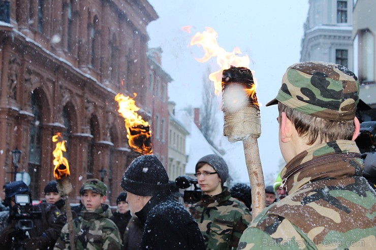 Doma laukumā gremdējas atmiņās, iededzot Barikāžu piemiņas ugunskuru 167644