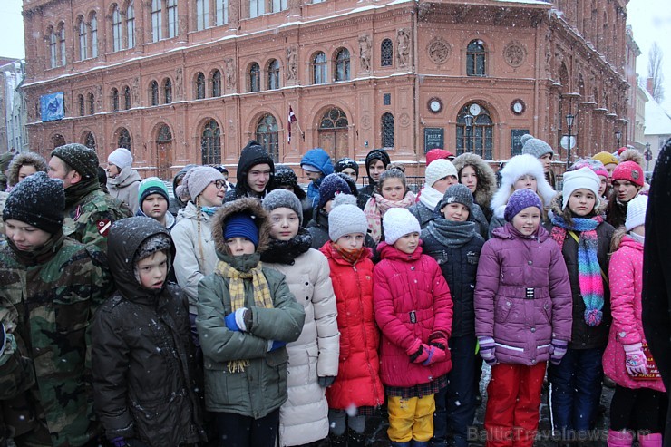 Doma laukumā gremdējas atmiņās, iededzot Barikāžu piemiņas ugunskuru 167646