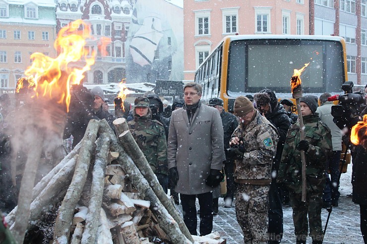 Doma laukumā gremdējas atmiņās, iededzot Barikāžu piemiņas ugunskuru 167648