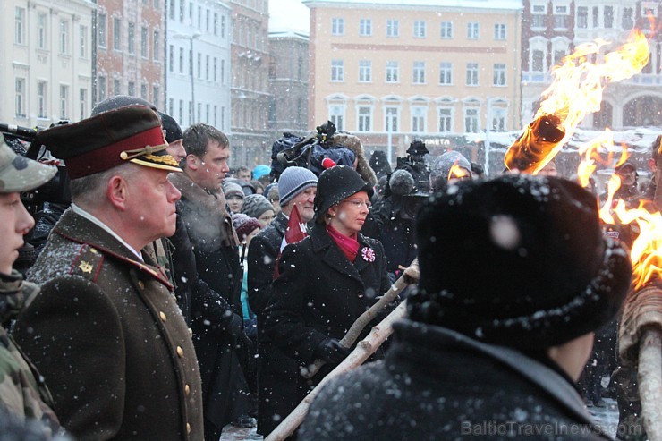 Doma laukumā gremdējas atmiņās, iededzot Barikāžu piemiņas ugunskuru 167649