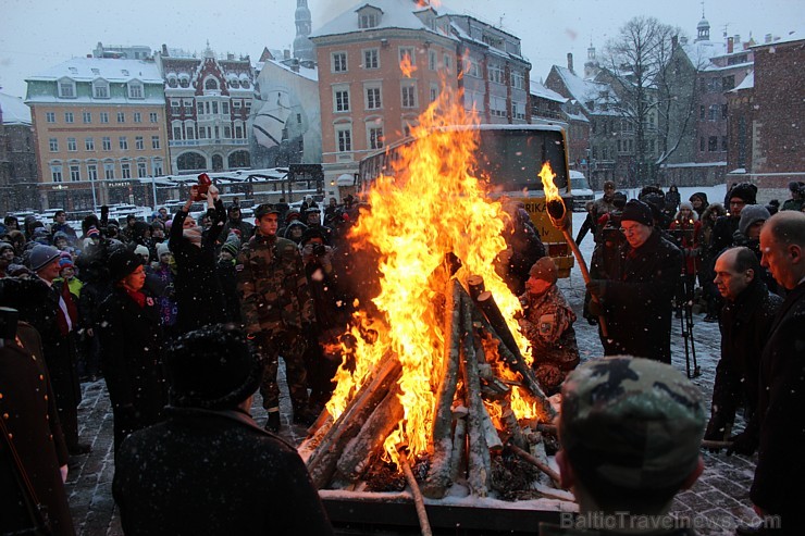 Doma laukumā gremdējas atmiņās, iededzot Barikāžu piemiņas ugunskuru 167650