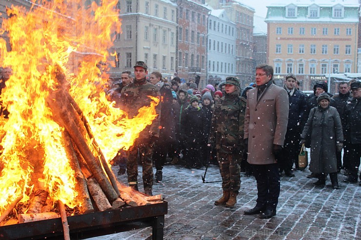 Doma laukumā gremdējas atmiņās, iededzot Barikāžu piemiņas ugunskuru 167651