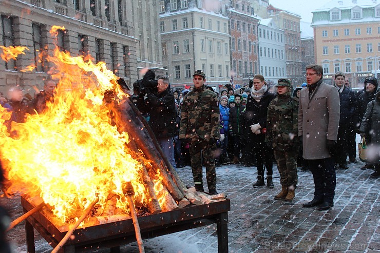 Doma laukumā gremdējas atmiņās, iededzot Barikāžu piemiņas ugunskuru 167652