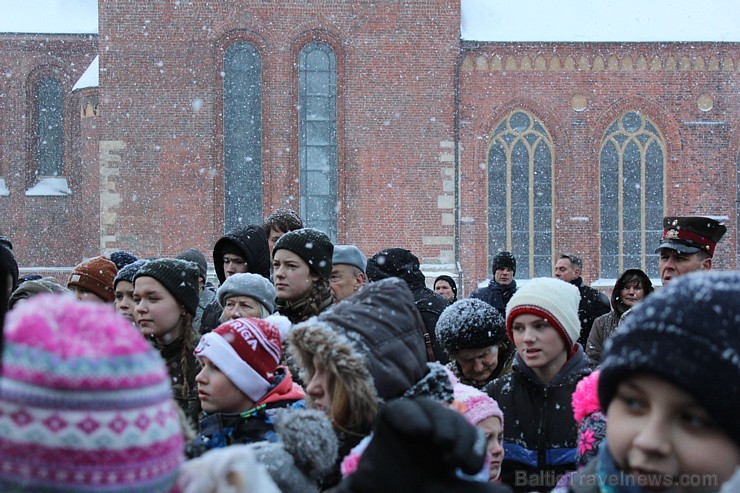 Doma laukumā gremdējas atmiņās, iededzot Barikāžu piemiņas ugunskuru 167653