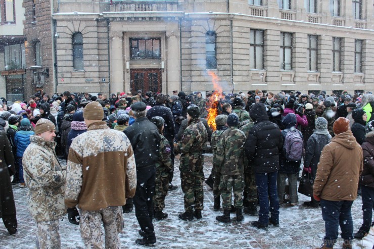 Doma laukumā gremdējas atmiņās, iededzot Barikāžu piemiņas ugunskuru 167654