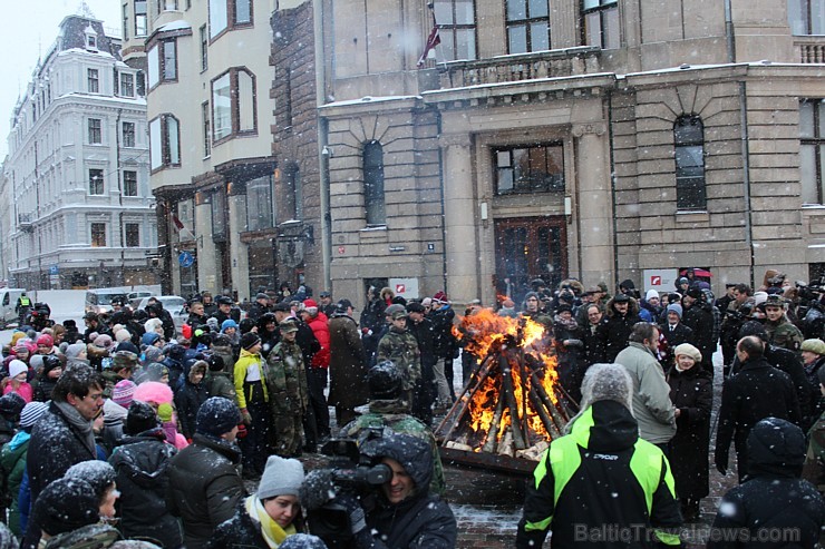 Doma laukumā gremdējas atmiņās, iededzot Barikāžu piemiņas ugunskuru 167655