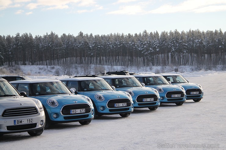 Travelnews.lv redakcija 23.01.2016 ar Mini.lv atbalstu testē Mini modeļus autosporta trasē «333» ziemas apstākļos 167737