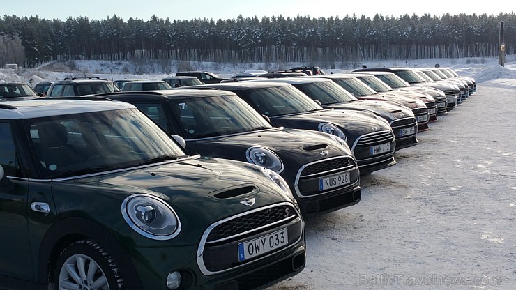 Travelnews.lv redakcija 23.01.2016 ar Mini.lv atbalstu testē Mini modeļus autosporta trasē «333» ziemas apstākļos 167739