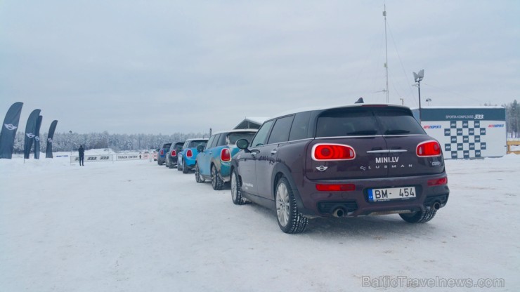 Travelnews.lv redakcija 23.01.2016 ar Mini.lv atbalstu testē Mini modeļus autosporta trasē «333» ziemas apstākļos 167746