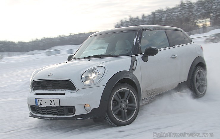 Travelnews.lv redakcija 23.01.2016 ar Mini.lv atbalstu testē Mini modeļus autosporta trasē «333» ziemas apstākļos 167749