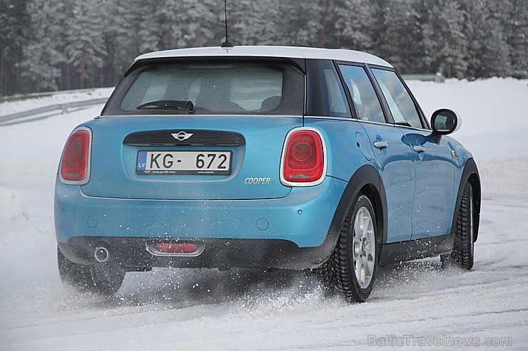 Travelnews.lv redakcija 23.01.2016 ar Mini.lv atbalstu testē Mini modeļus autosporta trasē «333» ziemas apstākļos 167750