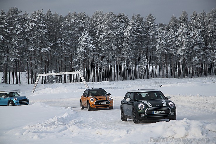 Travelnews.lv redakcija 23.01.2016 ar Mini.lv atbalstu testē Mini modeļus autosporta trasē «333» ziemas apstākļos 167751