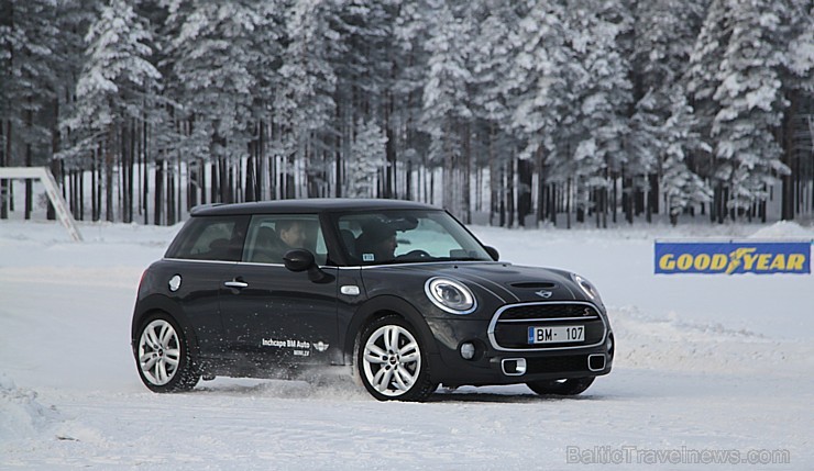 Travelnews.lv redakcija 23.01.2016 ar Mini.lv atbalstu testē Mini modeļus autosporta trasē «333» ziemas apstākļos 167752