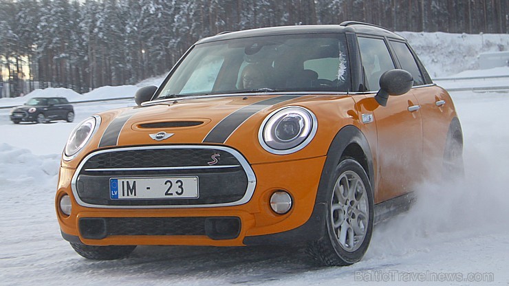 Travelnews.lv redakcija 23.01.2016 ar Mini.lv atbalstu testē Mini modeļus autosporta trasē «333» ziemas apstākļos 167754