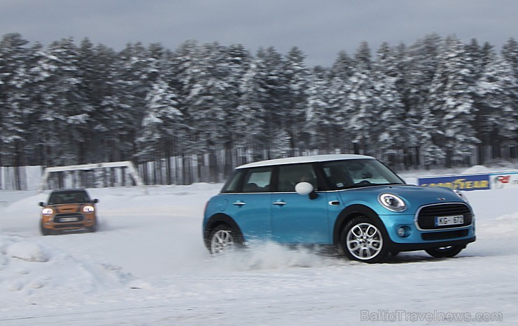 Travelnews.lv redakcija 23.01.2016 ar Mini.lv atbalstu testē Mini modeļus autosporta trasē «333» ziemas apstākļos 167756