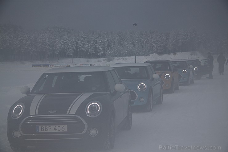 Travelnews.lv redakcija 23.01.2016 ar Mini.lv atbalstu testē Mini modeļus autosporta trasē «333» ziemas apstākļos 167760