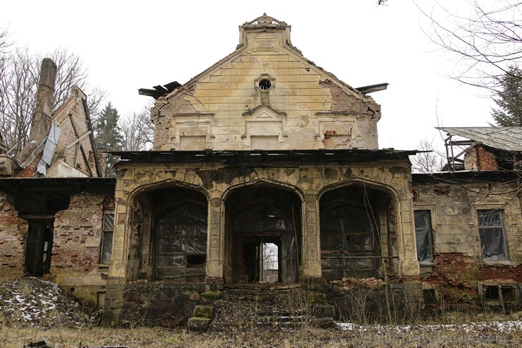 Sējas muižas kungu māja ir 18., 19.gadsimta mijas celtne. 19.gadsimta beigās nams tika pārbūvēts, tā pieticīgajiem baroka laika savrupmājas vaibstiem  170302