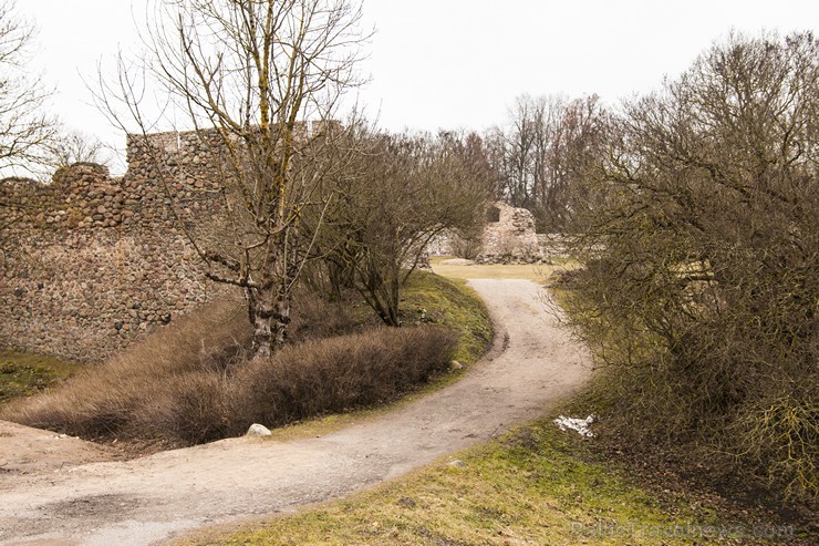 Travelnews.lv apskata iespaidīgās Livonijas ordeņa pilsdrupas Dobelē 170724