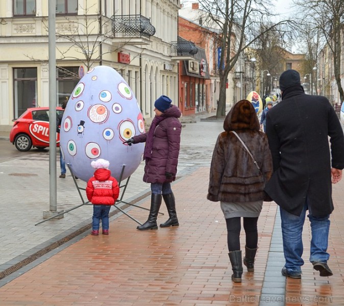 Daugavpilī aplūkojama krāšņa un raiba Lieldienu olu galerija 171002