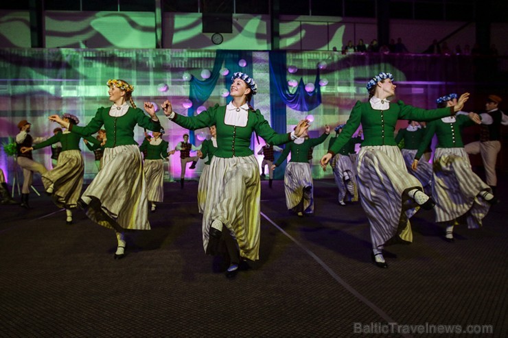 Piektais deju festivāls «Sasala jūrīna» Saulkrastos pulcē dejotājus no visas Latvijas 171124