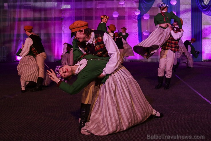 Piektais deju festivāls «Sasala jūrīna» Saulkrastos pulcē dejotājus no visas Latvijas 171125