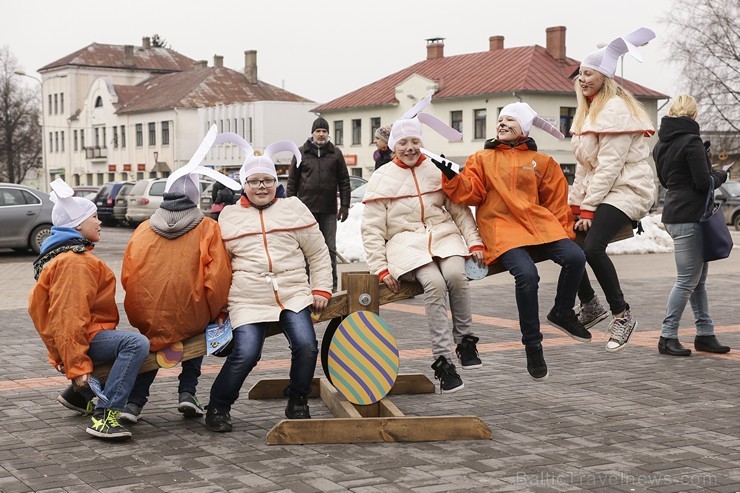 Siguldā atklāts pirmais šūpoļu festivāls «Latvija šūpojas Siguldā» 171206