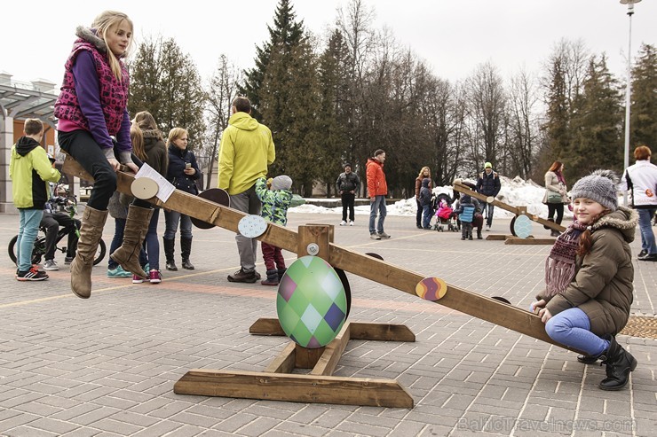 Siguldā atklāts pirmais šūpoļu festivāls «Latvija šūpojas Siguldā» 171207