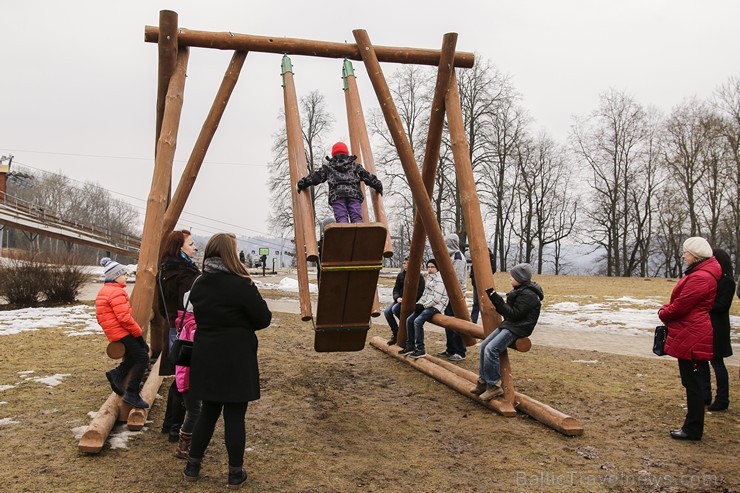 Siguldā atklāts pirmais šūpoļu festivāls «Latvija šūpojas Siguldā» 171223