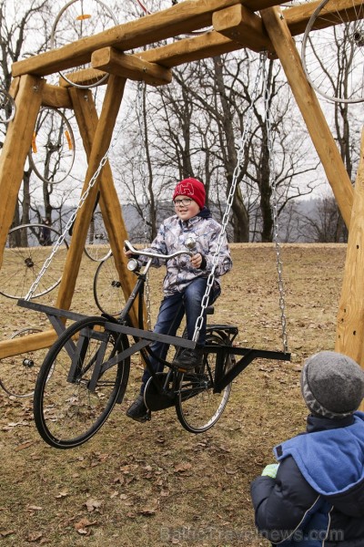 Siguldā atklāts pirmais šūpoļu festivāls «Latvija šūpojas Siguldā» 171225