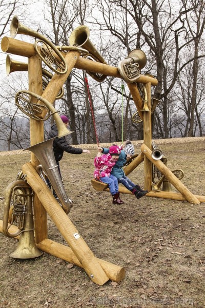 Siguldā atklāts pirmais šūpoļu festivāls «Latvija šūpojas Siguldā» 171227