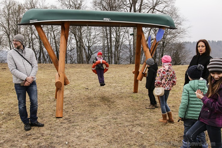 Siguldā atklāts pirmais šūpoļu festivāls «Latvija šūpojas Siguldā» 171230