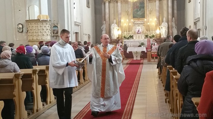 Travelnews.lv redakcija saulainajās Lieldienās ciemojas Latgales zemnieka sētā un Dagdas katoļu baznīcā 171312