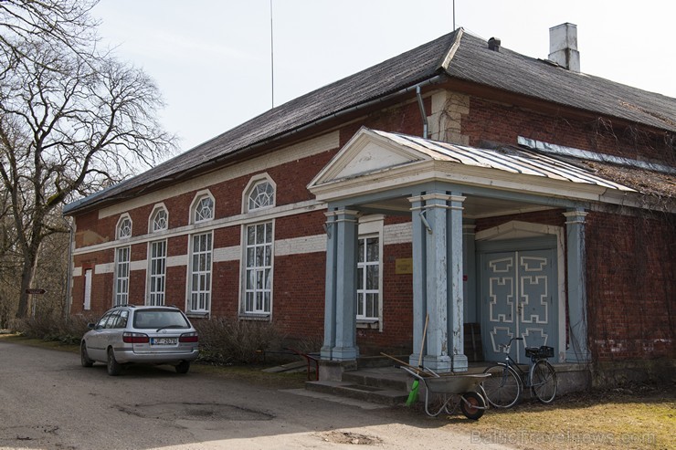 Bormaņu muižas kungu māja celta 19. gadsimtā sākumā kā Gaujienas muižas īpašnieka fon Vulfa medību pils, tagad tajā atrodas Trapenes kultūras nams 171685