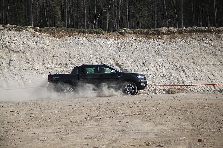 Travelnews.lv redakcija ar jauno  Ford Ranger un instruktoru vadībā dodas Slovēnijas šķēršļu poligonā 172024