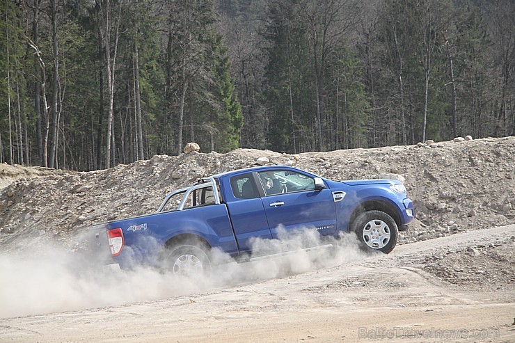 Travelnews.lv redakcija ar jauno  Ford Ranger un instruktoru vadībā dodas Slovēnijas šķēršļu poligonā 172035