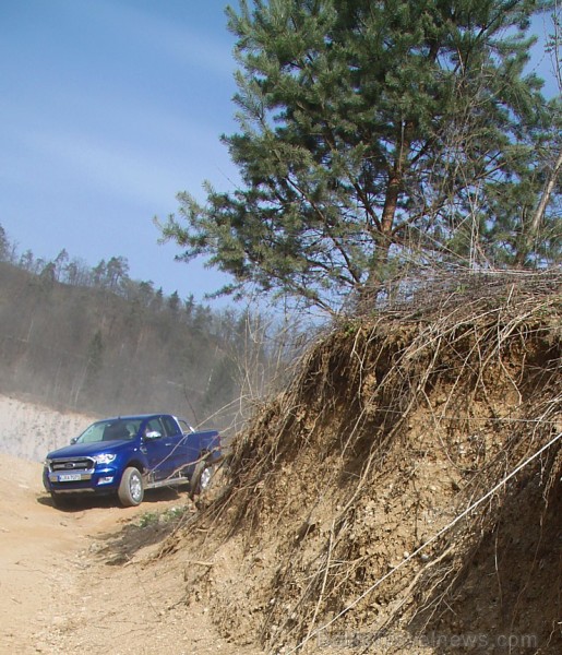 Travelnews.lv redakcija ar jauno  Ford Ranger un instruktoru vadībā dodas Slovēnijas šķēršļu poligonā 172039