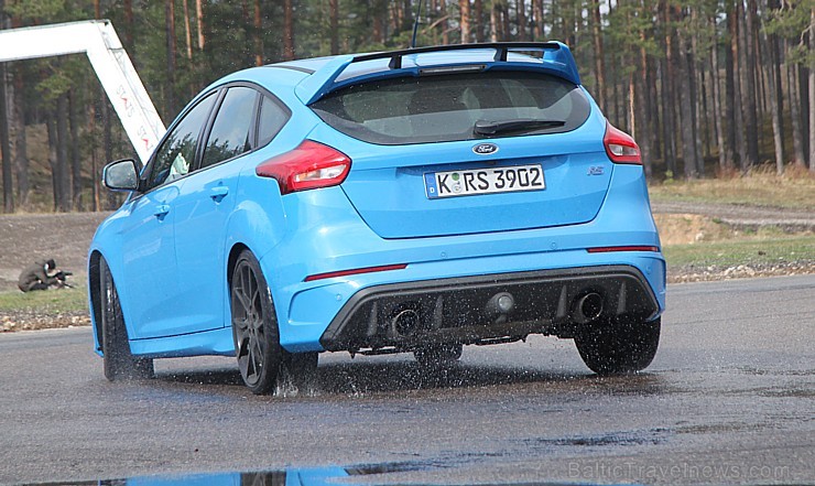 Travelnews.lv redakcija 19.04.2016 auto sporta trasē 333 cenšas savaldīt Ford Focus RS ar 350 zirgspēkiem 172471