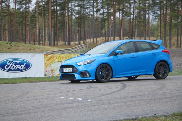 Travelnews.lv redakcija 19.04.2016 auto sporta trasē 333 cenšas savaldīt Ford Focus RS ar 350 zirgspēkiem 172473