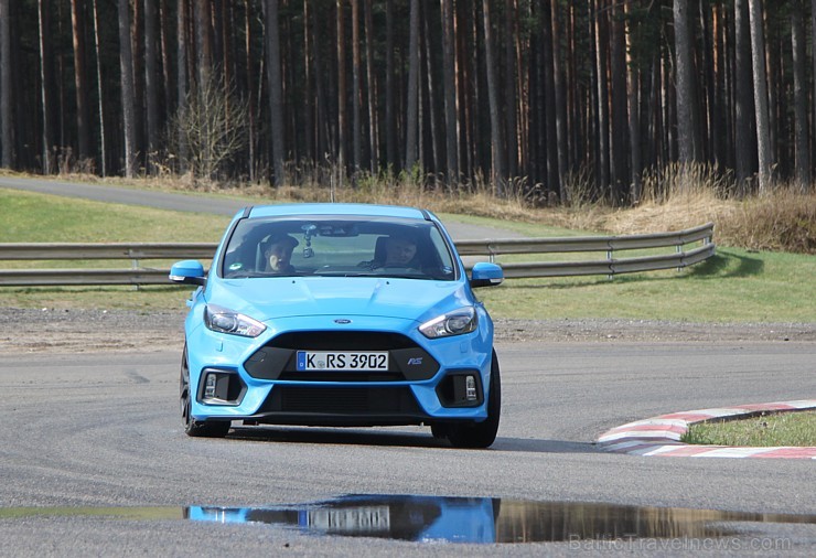 Travelnews.lv redakcija 19.04.2016 auto sporta trasē 333 cenšas savaldīt Ford Focus RS ar 350 zirgspēkiem 172474