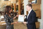 Centurion Hospitality vadītājs Didzis Grāvītis sveic pētījuma uzvarētāju - restorāna «Bibliotēka Nr.1» vadītāju Inesi Dzelmi 2