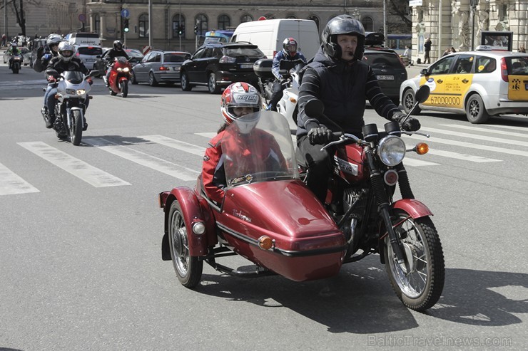 Ar parādes braucienu pa Rīgas ielām atklāj jauno motosezonu 173205