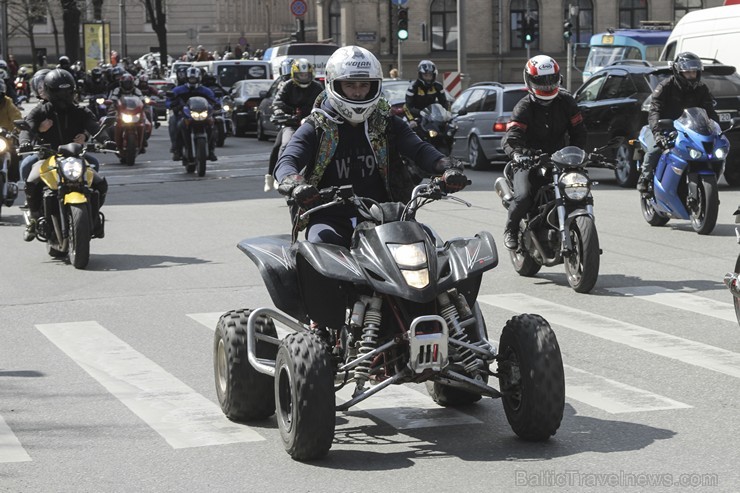 Ar parādes braucienu pa Rīgas ielām atklāj jauno motosezonu 173216