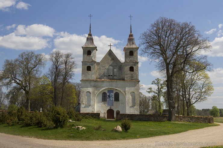 Dievnams ir apmesta ķieģeļu mūra celtne ar diviem vidēji augstiem torņiem, kuros atrodas viens 1792. gadā liets zvans 174890