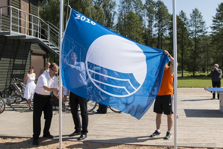 Limbažu Lielezera pludmalē paceļ Zilo karogu 175568