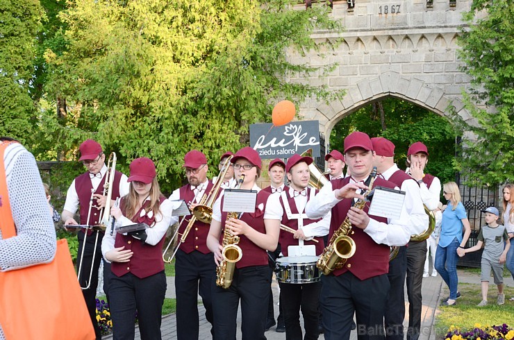 Siguldas pilsētas svētkos ikviens varēja piedalīties notikumos, kas jau izveidojušies par tradīciju, piemēram, svētku gājienā, kā arī guva pārsteigumu 175774