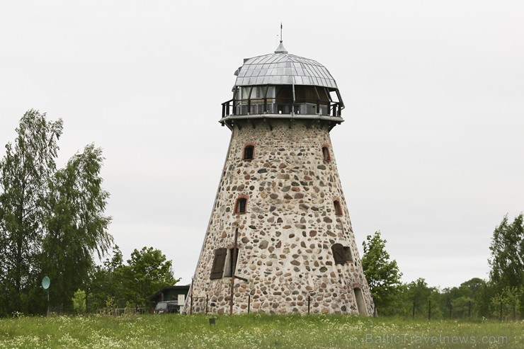 Kā laukakmens vējdzirnavas tās tika uzceltas aptuveni 1868. gadā. Dzirnavas bija daļa no lielā Valdgales muižas kompleksa 176003