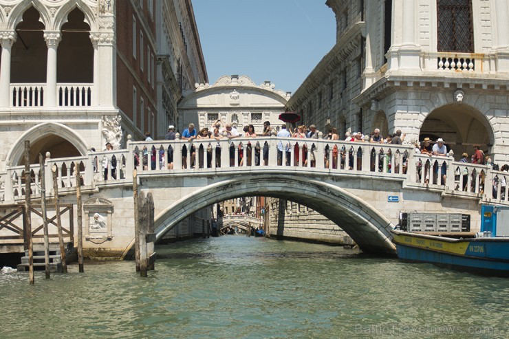Travelnews.lv redakcija sadarbībā ar tūroperatoru Novatours dodas ekskursijā uz Venēciju, kuras laikā izbrauc ar tradicionālo gondolu 176677